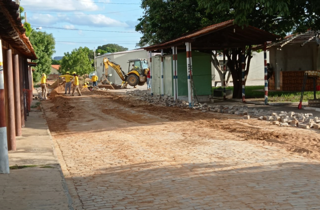 Sistema de esgotamento - Praça Cel Almeida Juvenília MG